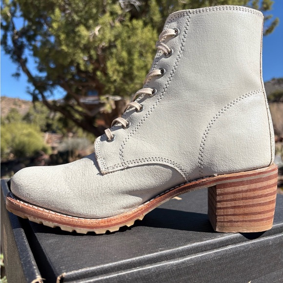 FRYE Sabrina 6G Lace Up Boots - Picture 4 of 16